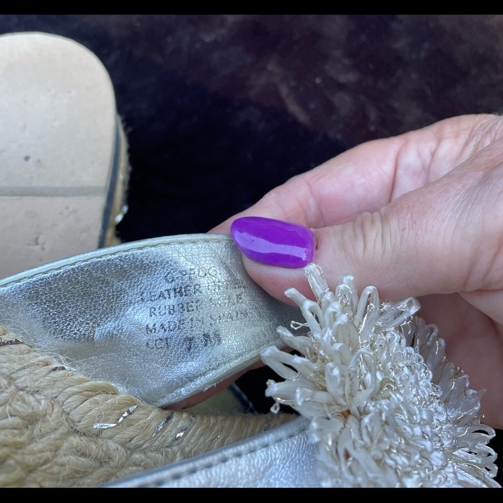 Anne Klein silver sandals with a raffia flower. - Picture 5 of 6